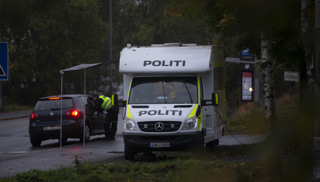 Politiet jobber ved Lofsrud skole på Mortensrud fredag kveld, hvor en person ble skutt torsdag kveld og senere døde av skadene. Foto: Trond R. Teigen / NTB Politiet jobber ved Lofsrud skole på Mortensrud fredag kveld, hvor en person ble skutt torsdag kveld og senere døde av skadene. Foto: Trond R. Teigen / NTB