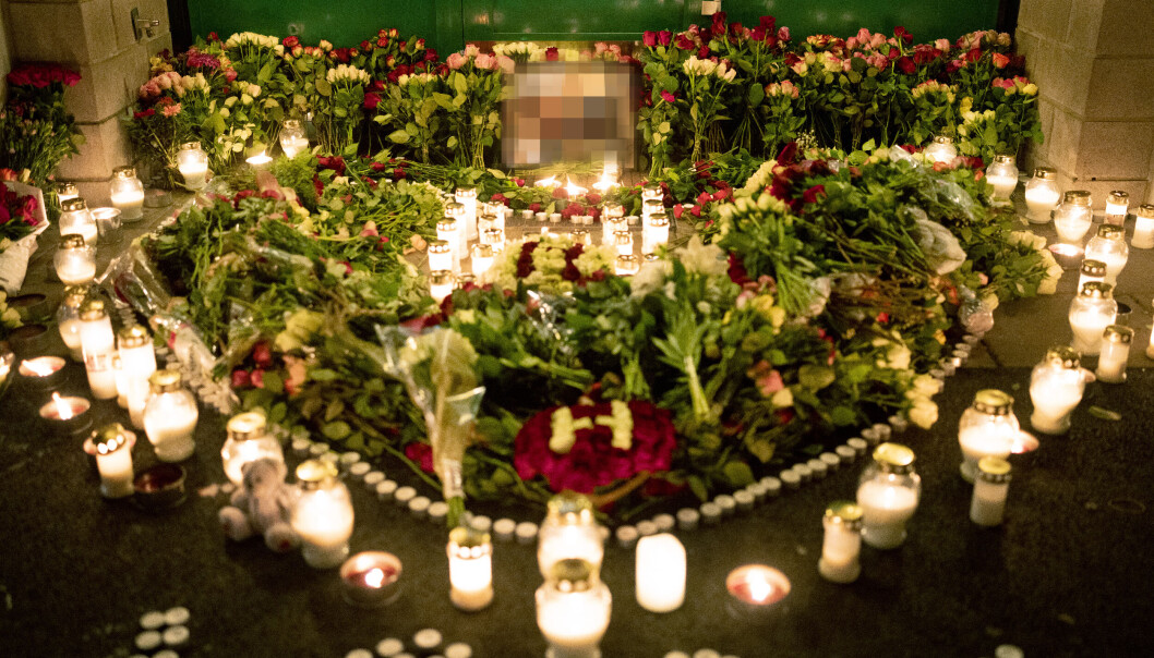 Lørdag kveld er det lagt ned store mengder blomster og lys ved stedet utenfor Lofsrud Skole. Foto: Fredrik Hagen / NTB Lørdag kveld er det lagt ned store mengder blomster og lys ved stedet utenfor Lofsrud Skole. Foto: Fredrik Hagen / NTB