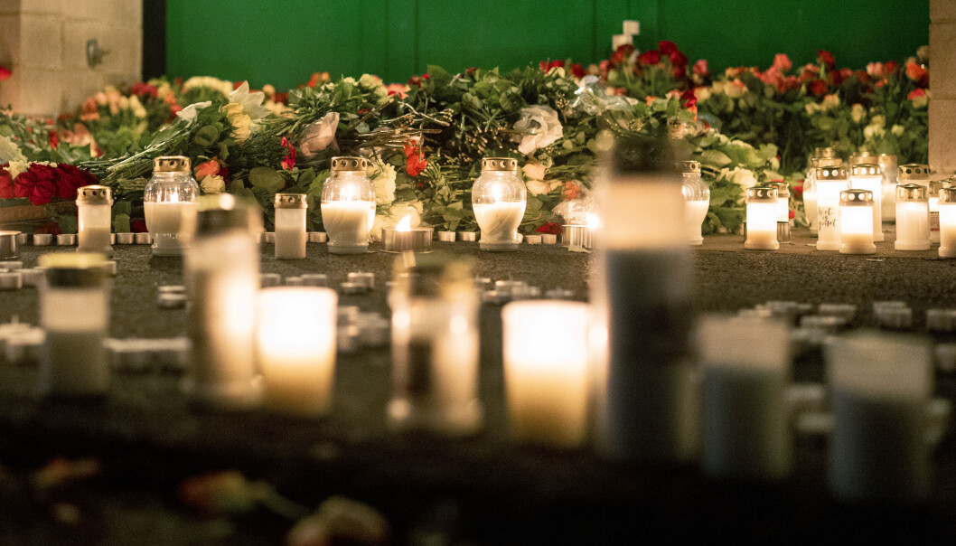 Lørdag kveld var over 200 mennesker samlet på Mortensrud for å minnes den drepte 20-åringen. Det er lagt ned store mengder blomster og lys ved stedet utenfor Lofsrud Skole. Foto: Fredrik Hagen / NTB Lørdag kveld var over 200 mennesker samlet på Mortensrud for å minnes den drepte 20-åringen. Det er lagt ned store mengder blomster og lys ved stedet utenfor Lofsrud Skole. Foto: Fredrik Hagen / NTB