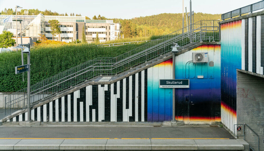 Feilpe Pantone på Skullerud T-banestasjon. Feilpe Pantone på Skullerud T-banestasjon.