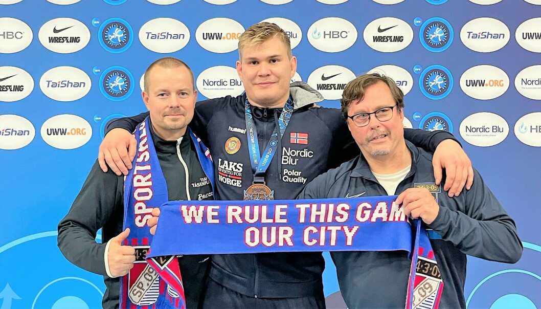 Bronsevinner Oskar Marvik feirer med leder for Sportsklubben 09 bryting, Håvard Solli Bergheim (t.v) og nestleder Jørgen Johansson etter bronsekampen i bryte-vm lørdag kveld. Bronsevinner Oskar Marvik feirer med leder for Sportsklubben 09 bryting, Håvard Solli Bergheim (t.v) og nestleder Jørgen Johansson etter bronsekampen i bryte-vm lørdag kveld.