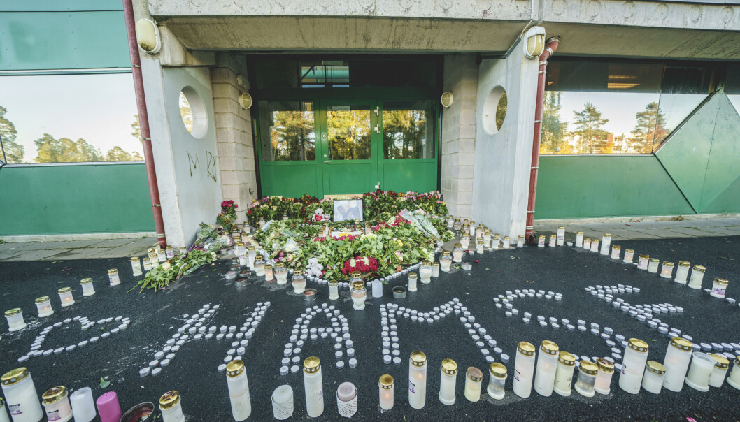 Blomster og lys utenfor en inngang på Lofsrud skole på Mortensrud i Oslo etter at 20 år gamle Hamse Hashi Adan ble skutt og drept. Blomster og lys utenfor en inngang på Lofsrud skole på Mortensrud i Oslo etter at 20 år gamle Hamse Hashi Adan ble skutt og drept.
