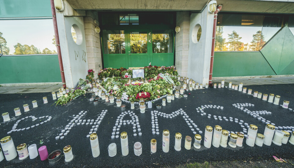 Oslo 20211011. Blomster og lys utenfor en inngang på Lofsrud skole på Mortensrud i Oslo etter at 20 år gamle Hamse Hashi Adan ble skutt og drept.