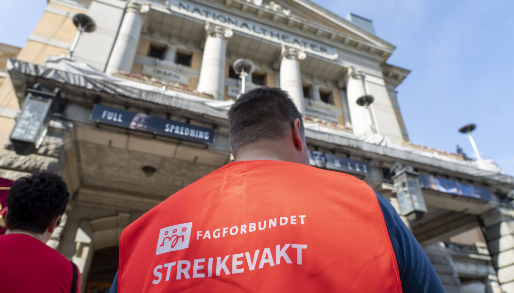 Streikevakter utenfor Nationalteateret. Streikevakter utenfor Nationalteateret.