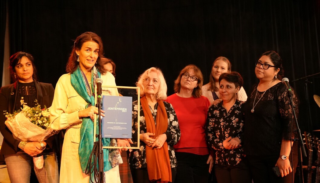 Gründer og styreleder Kirstine Holst og Moving Mamas med Jenteprisen fra Plan International Norge. Gründer og styreleder Kirstine Holst og Moving Mamas med Jenteprisen fra Plan International Norge.