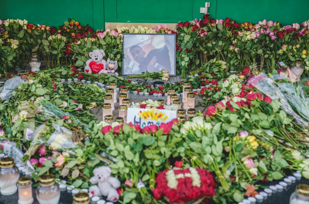 Blomster og lys utenfor en inngang på Lofsrud skole på Mortensrud i Oslo etter at 20 år gamle Hamse Hashi Adan ble skutt og drept.