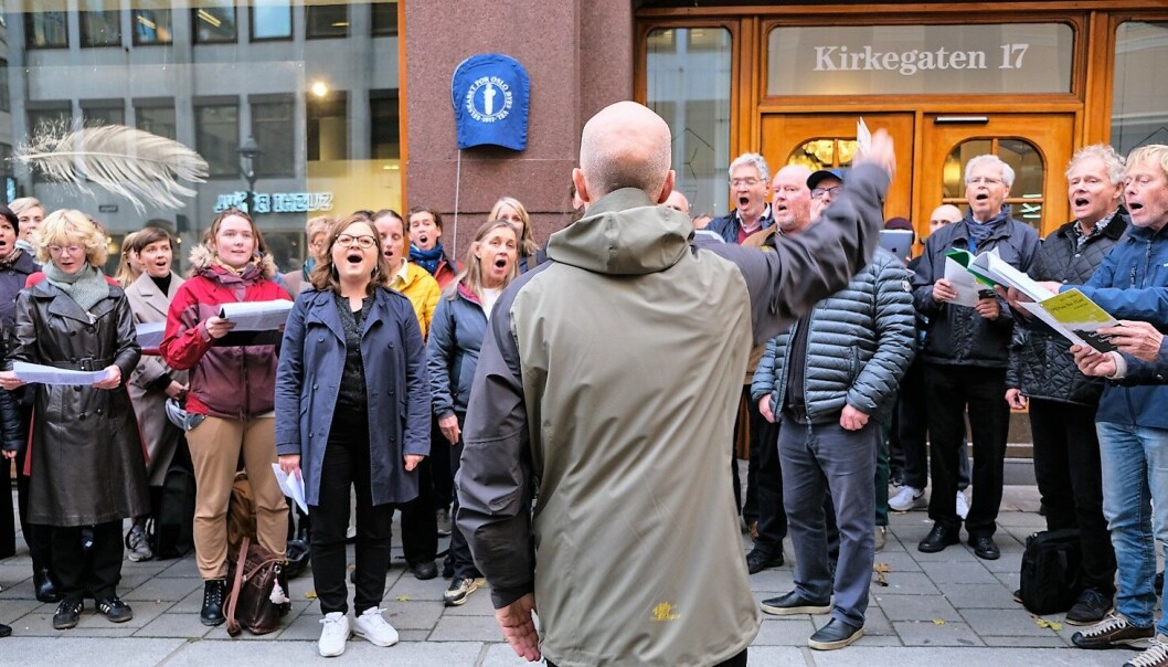 Koret framførte I Will Praise Thee Oh Lord, av den norske komponisten Knut Nystedt før avdukingen av det blå skiltet Koret framførte I Will Praise Thee Oh Lord, av den norske komponisten Knut Nystedt før avdukingen av det blå skiltet