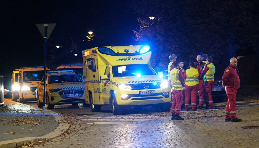 Flere ambulanser fra Oslo har rykket ut til Kongsberg sentrum etter den alvorlige voldshendelse. Foto: Joakim Fjeldli / NTB Flere ambulanser fra Oslo har rykket ut til Kongsberg sentrum etter den alvorlige voldshendelse. Foto: Joakim Fjeldli / NTB
