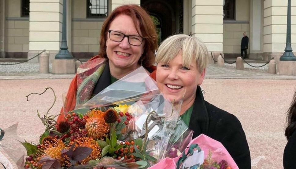 Oslo Sp-leder Bjørg Sandkjær (til v.) sammen med utviklingsminister Anne-Beathe Tvinnerheim (Sp) foran Slottet etter utnevning av ny regjering.