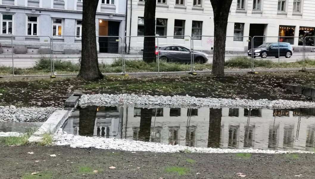 Vannløpet er pyntet med elvesteiner. Vannløpet er pyntet med elvesteiner.
