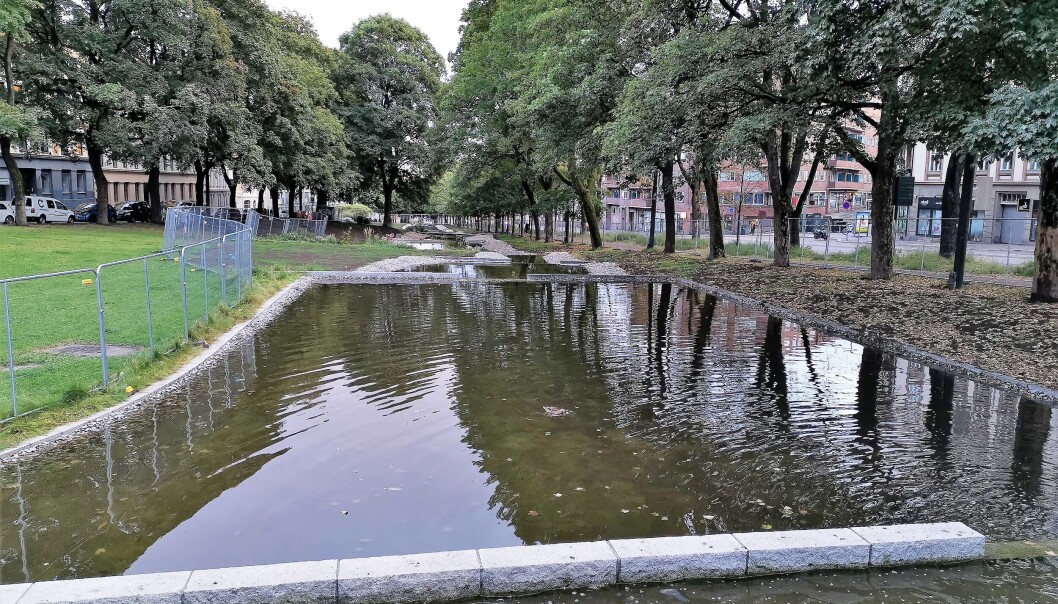 Bekken renner stemningsfullt ned langs Kiellands plass. Bekken renner stemningsfullt ned langs Kiellands plass.