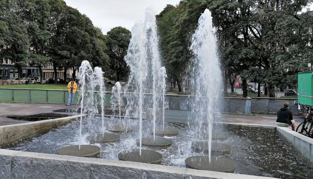 Fontenen på Alexander Kiellands plass kan atter glinse i solen. Her fra september i år. Men nå stenger den igjen. Fontenen på Alexander Kiellands plass kan atter glinse i solen. Her fra september i år. Men nå stenger den igjen.