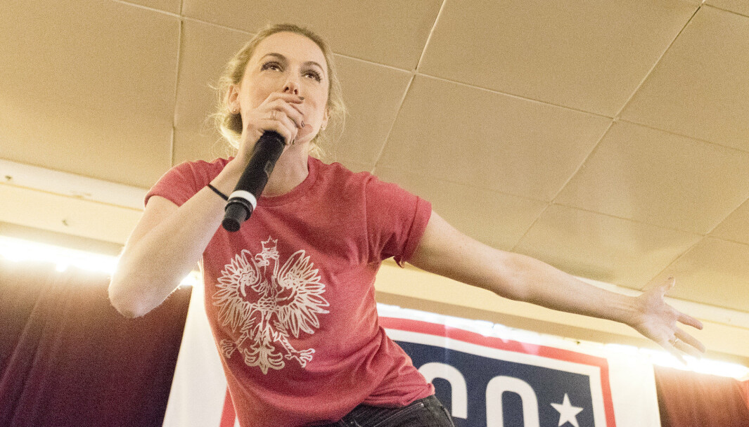 Hvis du ikke får billetter til showene på Folketeateret kan du se Iliza Shlesinger i den nyeste spesialen hennes på Netflix. Den heter «The Iliza Shlesinger Sketch Show» og hadde premiere i april 2020. Hvis du ikke får billetter til showene på Folketeateret kan du se Iliza Shlesinger i den nyeste spesialen hennes på Netflix. Den heter «The Iliza Shlesinger Sketch Show» og hadde premiere i april 2020.