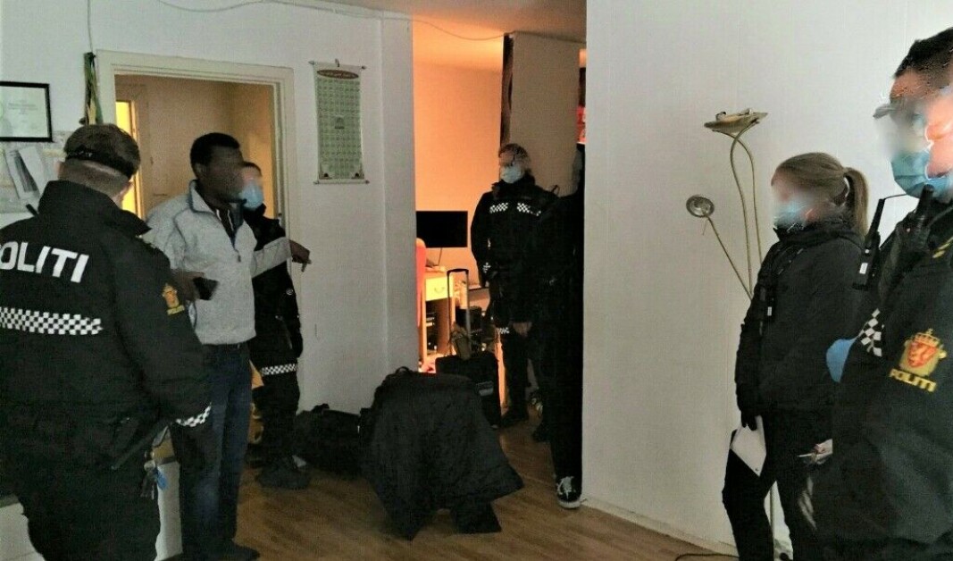 Bjarte Breiteig engasjerte seg for Jama-familien: Her går namsmannen og bevæpnede politifolk til aksjon og kaster barnefaren Mohamed Jama (44) og familien ut av den kommunale leiligheten i Hagegata 31 på Tøyen 21. februar i år. Bjarte Breiteig engasjerte seg for Jama-familien: Her går namsmannen og bevæpnede politifolk til aksjon og kaster barnefaren Mohamed Jama (44) og familien ut av den kommunale leiligheten i Hagegata 31 på Tøyen 21. februar i år.