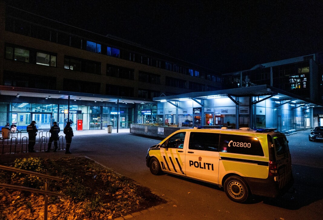 Politiet på plass etter knivstikkingen, som skjedde like ved Furuset T-banestasjon. Politiet på plass etter knivstikkingen, som skjedde like ved Furuset T-banestasjon.