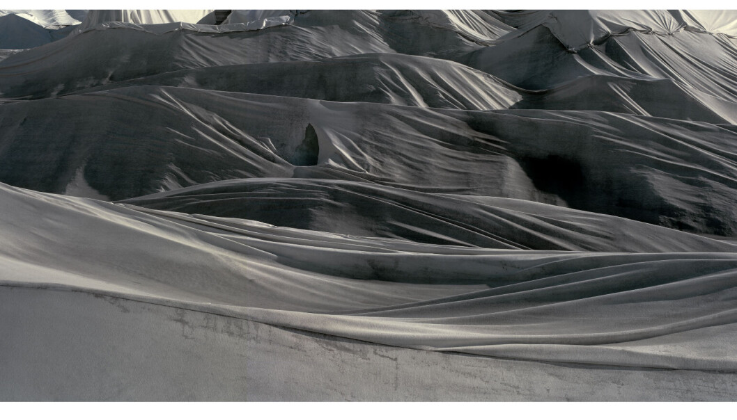 Ett av Christian Houges fotografier som viser naturødeleggelser er "Death of a mountain". Ett av Christian Houges fotografier som viser naturødeleggelser er "Death of a mountain".