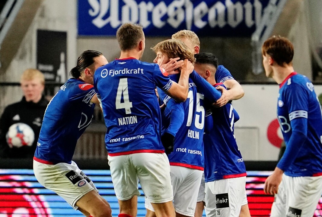 Odin Thiago Holm gratuleres med praktscoringen der han hamret ballen i krysset fra 19 meter. Og berget ett poeng for Vålerenga. Odin Thiago Holm gratuleres med praktscoringen der han hamret ballen i krysset fra 19 meter. Og berget ett poeng for Vålerenga.