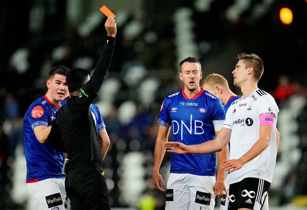 Gult x to gir rødt for Markus Henriksen. Dermed måtte RBK klare seg med ti mann fra rett før pause i kampen mot Vålerenga. Gult x to gir rødt for Markus Henriksen. Dermed måtte RBK klare seg med ti mann fra rett før pause i kampen mot Vålerenga.