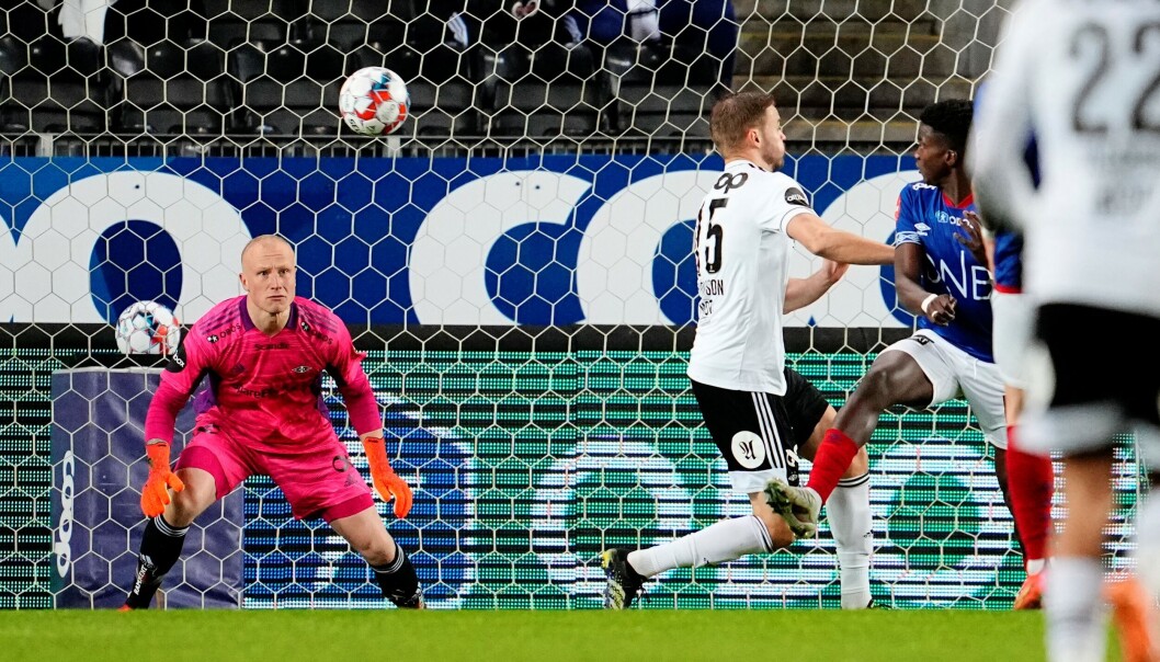 Seedy Jatta sørger for at Vålerenga går opp i ledelse mot RBK på Lerkedal. Seedy Jatta sørger for at Vålerenga går opp i ledelse mot RBK på Lerkedal.