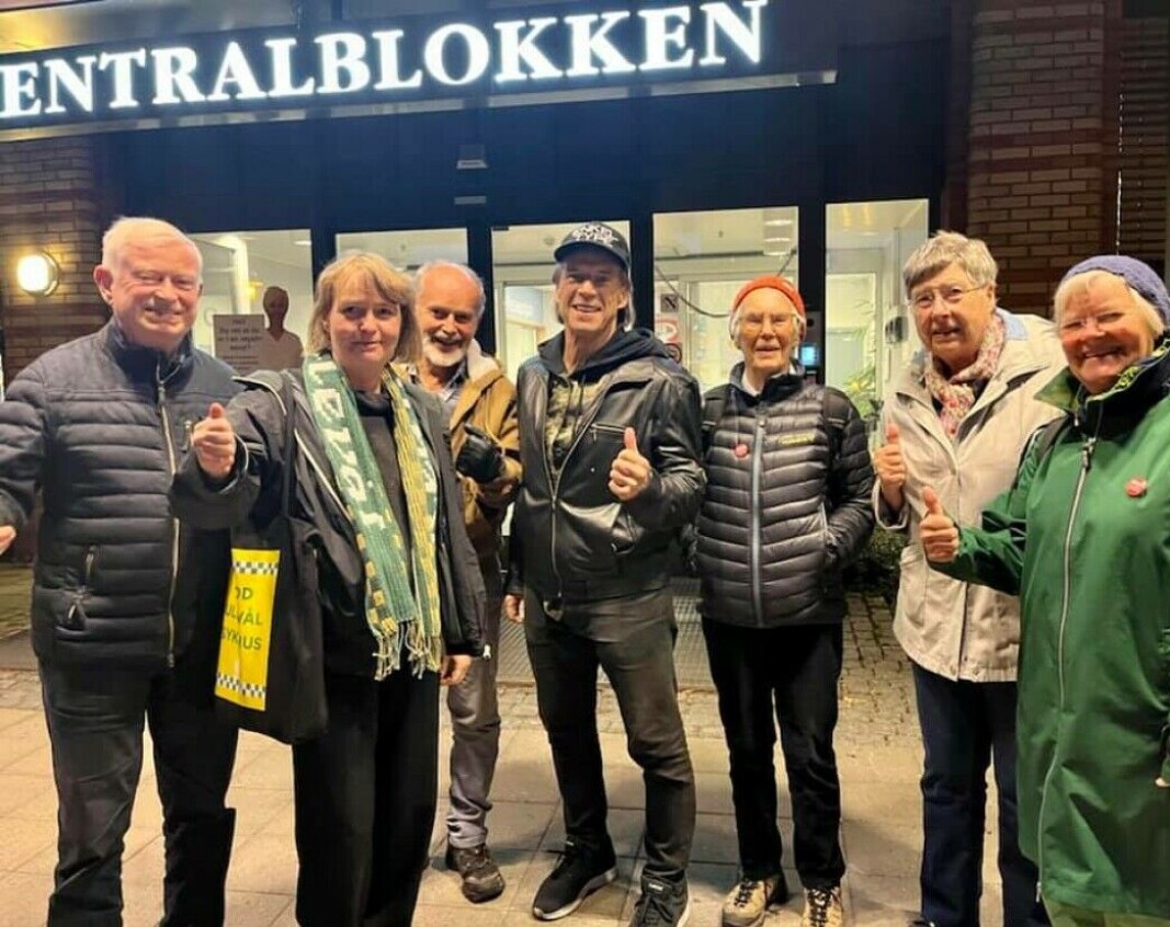 — Vi og Jan Bøhler fortsetter kampen for å redde Ullevål og de andre Oslo-sykehusene, sier Lene Haug (med gul veske) i Redd Ullevål sykehus. — Vi og Jan Bøhler fortsetter kampen for å redde Ullevål og de andre Oslo-sykehusene, sier Lene Haug (med gul veske) i Redd Ullevål sykehus.