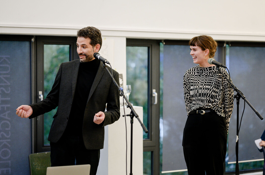 Kunstner Javier Barrios forteller om sitt forhold til skolen som orienterte han mot kunsten. Her med Kjersti Synneva Moen, illustratør og tidligere student, nå veileder ved skolen. Kunstner Javier Barrios forteller om sitt forhold til skolen som orienterte han mot kunsten. Her med Kjersti Synneva Moen, illustratør og tidligere student, nå veileder ved skolen.