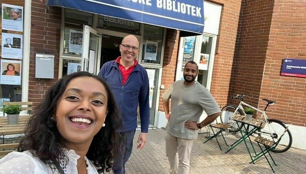 Abdullah Alsabeehg sammen med avtroppende varaordfører Kamzy Gunaratnam og leder av bydelsutvalget i bydel Søndre Nordstrand, Ola Mannsåker (Ap), utenfor Deichman Holmlia. Abdullah Alsabeehg sammen med avtroppende varaordfører Kamzy Gunaratnam og leder av bydelsutvalget i bydel Søndre Nordstrand, Ola Mannsåker (Ap), utenfor Deichman Holmlia.