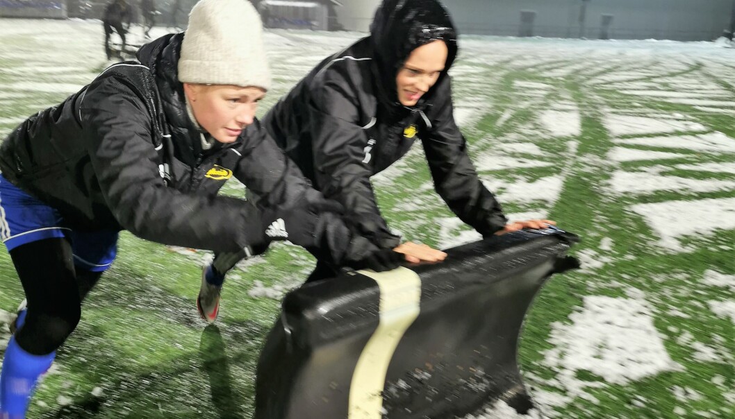 Kvinnelige fotballspillere er ikke mye primadonnaer. Skeids Maren Johansen og Helene Marjavara Inselseth Grefsen renser stadion for snø med improvisert snøplog.