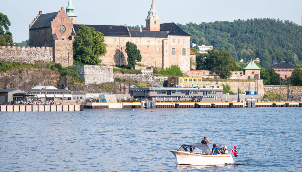 En båtdelingsbåt fra Kruser glir lydløst inn mot Honnørbrygga. Kanskje er dette framtidens båtliv. En båtdelingsbåt fra Kruser glir lydløst inn mot Honnørbrygga. Kanskje er dette framtidens båtliv.
