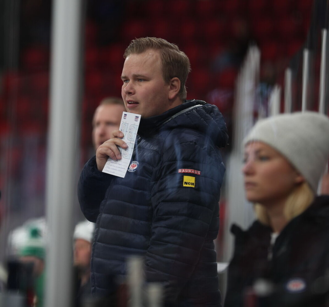 Simon Stolt Wang er U20 sin dyktige trener. Ikke minst elsker han å knuse U20 på Manglerud. Simon Stolt Wang er U20 sin dyktige trener. Ikke minst elsker han å knuse U20 på Manglerud.