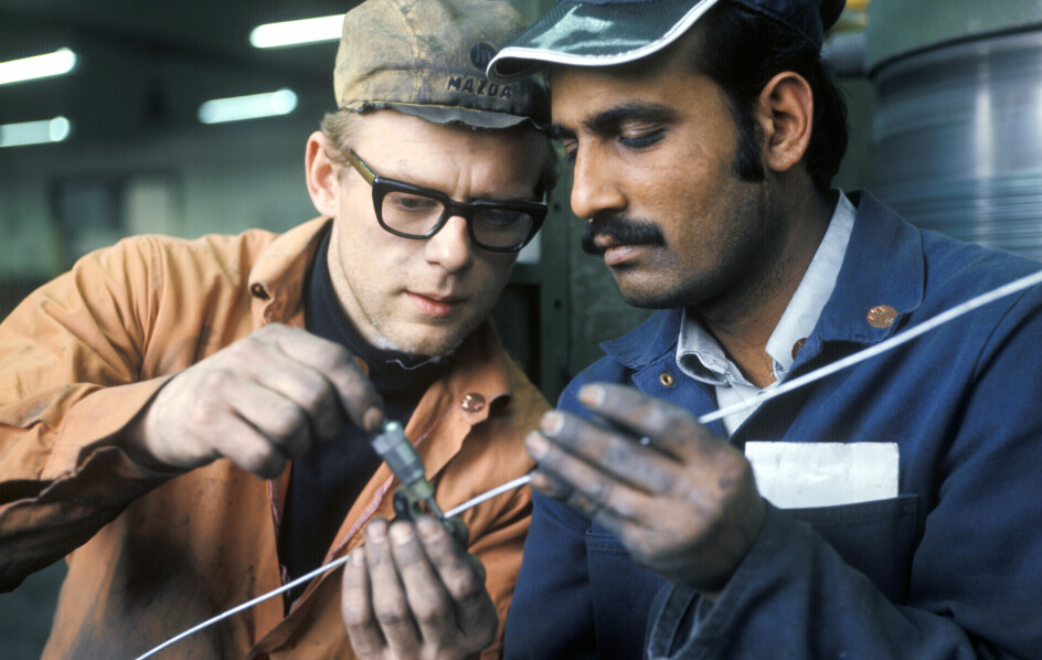 Bildet er fra 1976 og viser en pakistansk arbeidsinnvandrer i jobb og opplæring på Elkem-Spigerverket i Nydalen. Foto: Erik Thorberg / NTB