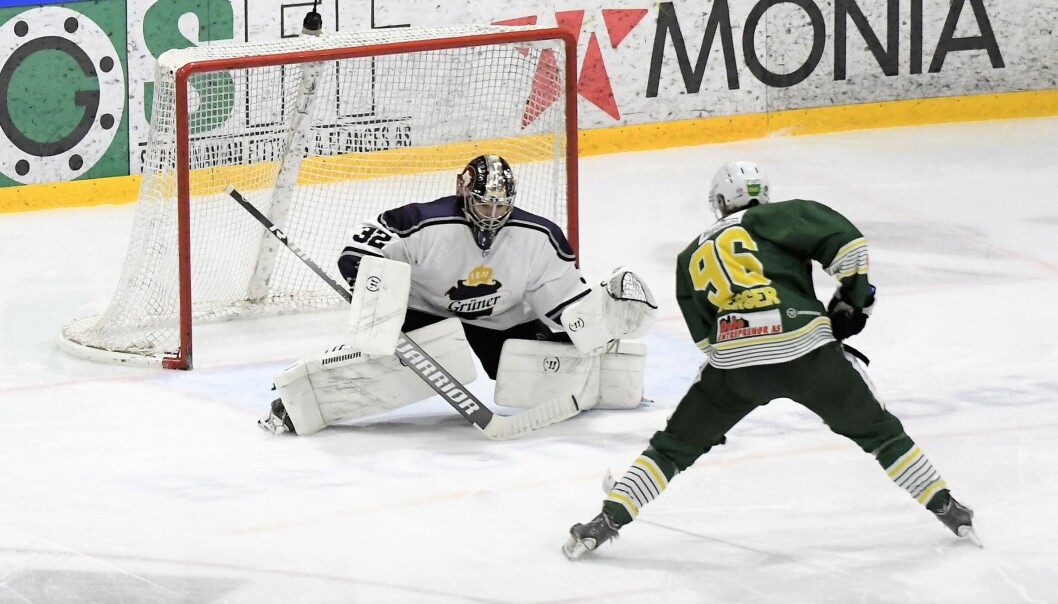 Begge lags målvakter hadde en god kamp lørdag. Her stopper franske Quentin Pappilon, MS-forward Christoffer Larsen Berger. Begge lags målvakter hadde en god kamp lørdag. Her stopper franske Quentin Pappilon, MS-forward Christoffer Larsen Berger.