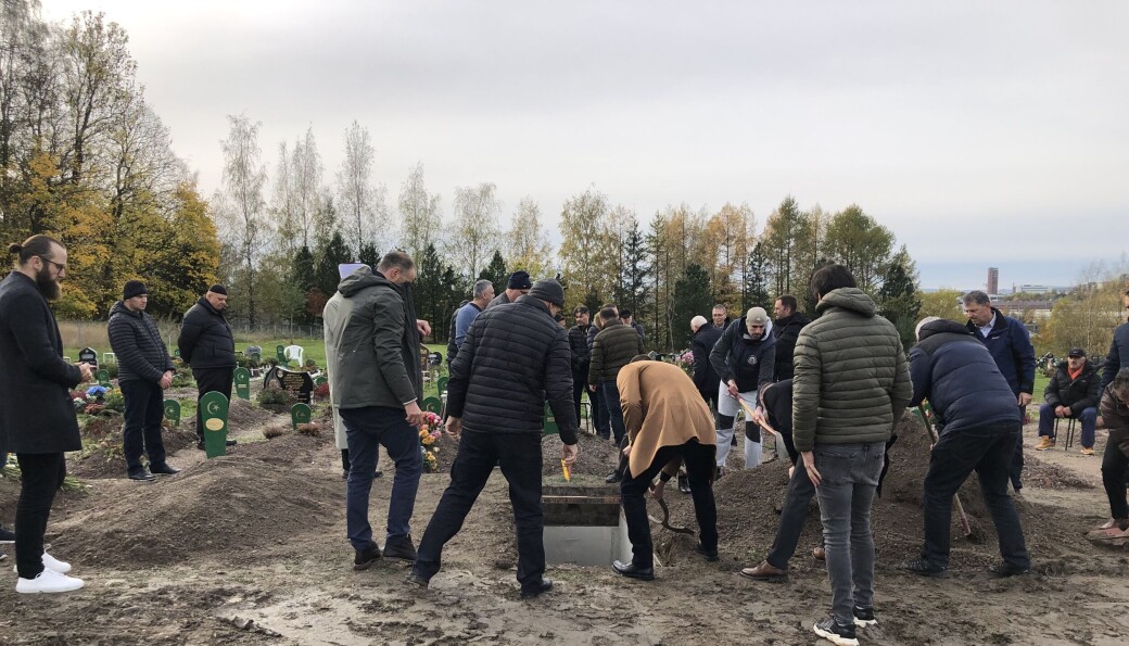 Det hele begynner nokså likt de begravelsene jeg har deltatt i tidligere. De nærmeste pårørende stiller seg opp ved kista og bærer den på plass på en granittstein tilpasset formålet. Det hele begynner nokså likt de begravelsene jeg har deltatt i tidligere. De nærmeste pårørende stiller seg opp ved kista og bærer den på plass på en granittstein tilpasset formålet.
