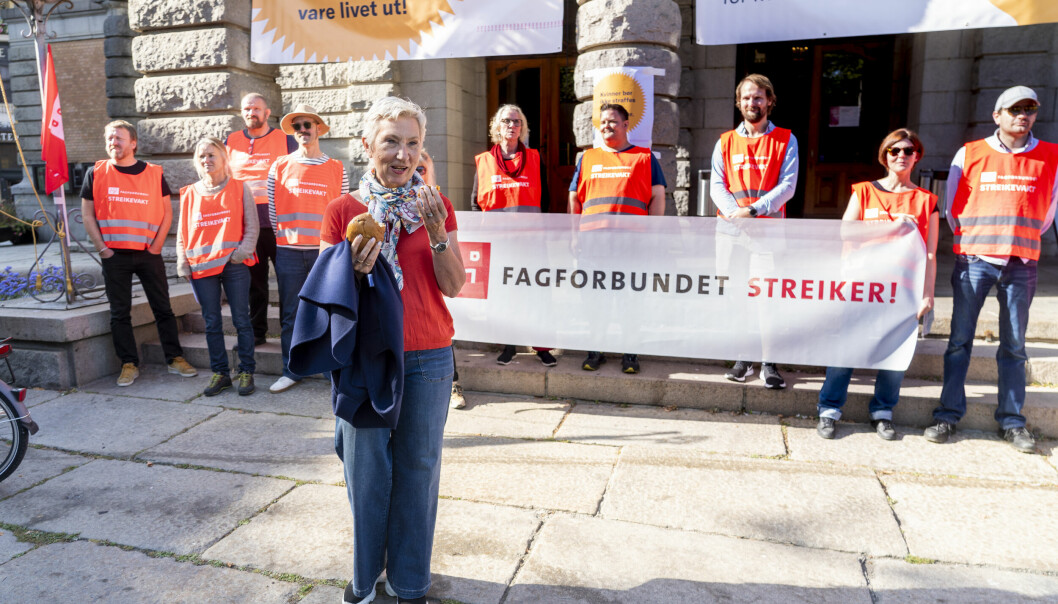 LO-leder Peggy Hessen Følsvik møtte streikevakter ved Nationaltheatret i Oslo i september.