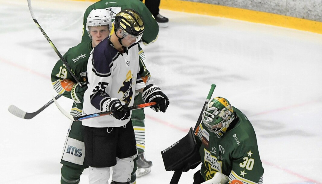 Grüners Petter Birkheim Andersen (med gullhjelm) i helgens kamp mot gamleklubben Manglerud Star denne helgen. Grüners Petter Birkheim Andersen (med gullhjelm) i helgens kamp mot gamleklubben Manglerud Star denne helgen.
