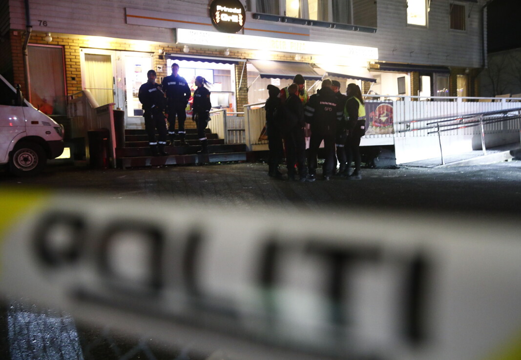 19-åringen ble for to uker siden dømt til sju års fengsel for medvirkning til drap. Nå er han sluppet fri og frikjent etter at Riksadvokaten grep inn. 19-åringen ble for to uker siden dømt til sju års fengsel for medvirkning til drap. Nå er han sluppet fri og frikjent etter at Riksadvokaten grep inn.