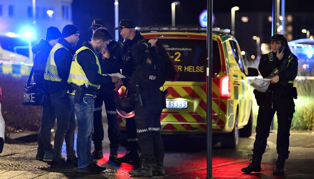 Store politistyrker jakter en eller flere gjerningspersoner. Tilstanden til den skadde personen er foreløpig ukjent. Store politistyrker jakter en eller flere gjerningspersoner. Tilstanden til den skadde personen er foreløpig ukjent.