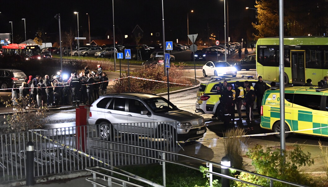 Stort presseoppbud (til v. i bildet) utenfor sperringene der en person er skutt på Stovner mandag kveld. Stort presseoppbud (til v. i bildet) utenfor sperringene der en person er skutt på Stovner mandag kveld.