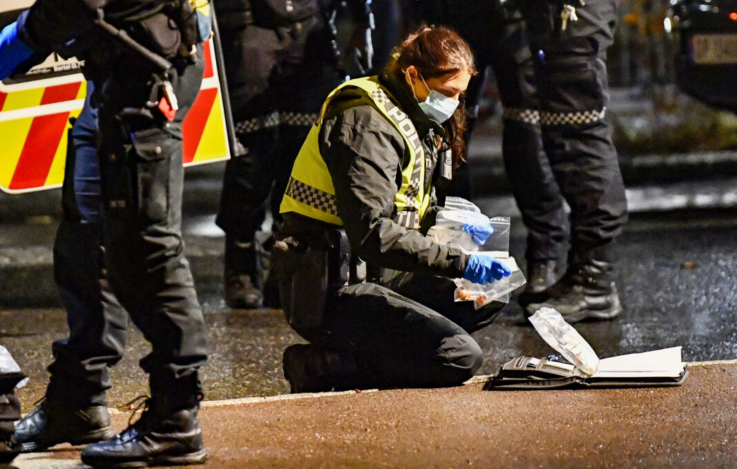 Politiet sikrer spor utenfor Stovner senter sent mandag kveld. En ung mann ble skutt i magen og kjørt til sykehus. Det var den åttende skyteepisoden i Oslo på lit over to måneder. Politiet sikrer spor utenfor Stovner senter sent mandag kveld. En ung mann ble skutt i magen og kjørt til sykehus. Det var den åttende skyteepisoden i Oslo på lit over to måneder.