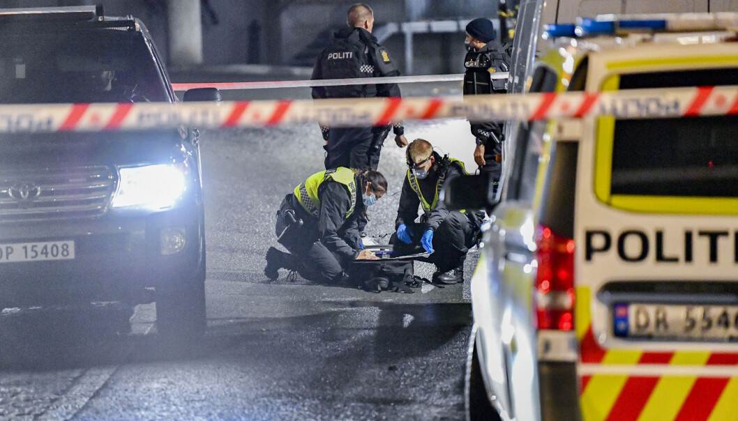 Politi i arbeid ved Stovner senter i Oslo, der en person ble skutt i magen mandag kveld. Politi i arbeid ved Stovner senter i Oslo, der en person ble skutt i magen mandag kveld.