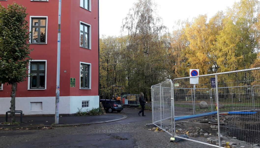 Klostergata 6 eier området fra husveggen, og til den nærmeste gangveien i parken. Når også dette området blir regulert til park, mister beboerne parkeringsmulighetene de har i dag. Klostergata 6 eier området fra husveggen, og til den nærmeste gangveien i parken. Når også dette området blir regulert til park, mister beboerne parkeringsmulighetene de har i dag.