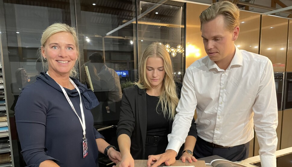 På årets store Boligmesse i Telenor Arena får du både inspirasjon, ekspertråd og gode tilbud. Her ser vi en utstiller sammen med to besøkende på en tidligere messe.