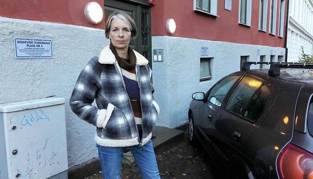 Kjersti Fullu utenfor inngangsdøra til Klostergata 6, den eneste utgangsdøra som vender inn mot Klosterenga park. Borettslaget mener at verdien av tomta som kommunen vil overta er satt uverdig lavt. Kjersti Fullu utenfor inngangsdøra til Klostergata 6, den eneste utgangsdøra som vender inn mot Klosterenga park. Borettslaget mener at verdien av tomta som kommunen vil overta er satt uverdig lavt.