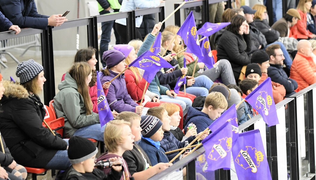 Breddeutøvere i Grüner hockey stilte opp for å skape stemning på tribunene torsdag kveld. Breddeutøvere i Grüner hockey stilte opp for å skape stemning på tribunene torsdag kveld.