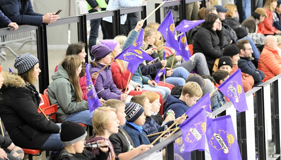 Breddeutøvere i Grüner hockey stilte opp for å skape stemning på tribunene torsdag kveld.