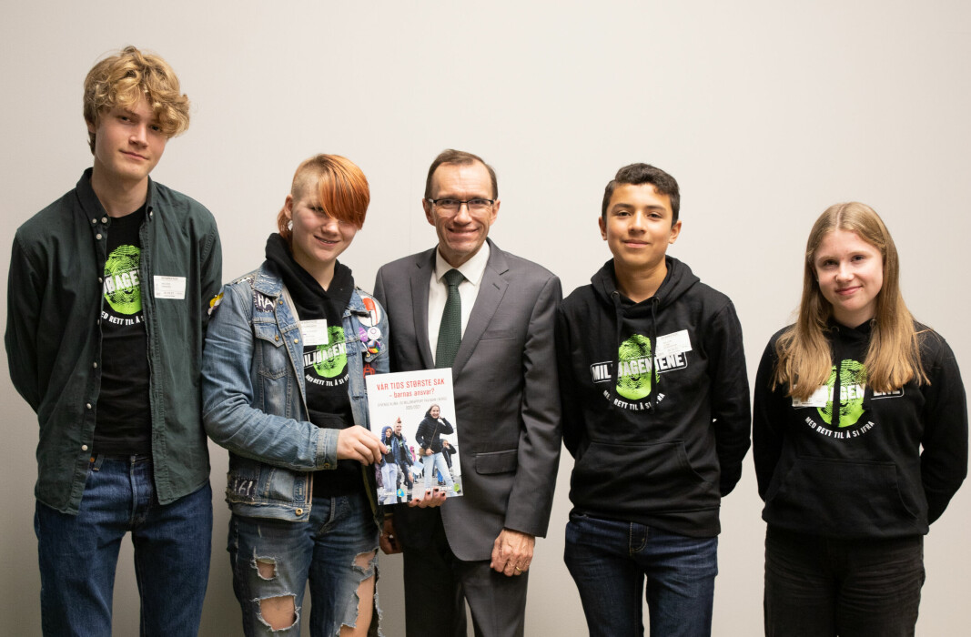 Årets klima- og miljørapport fra barn er overlevert til den nye klima- og miljøministeren, Espen Barth Eide. Emanuel og Benjamin til venstre.
