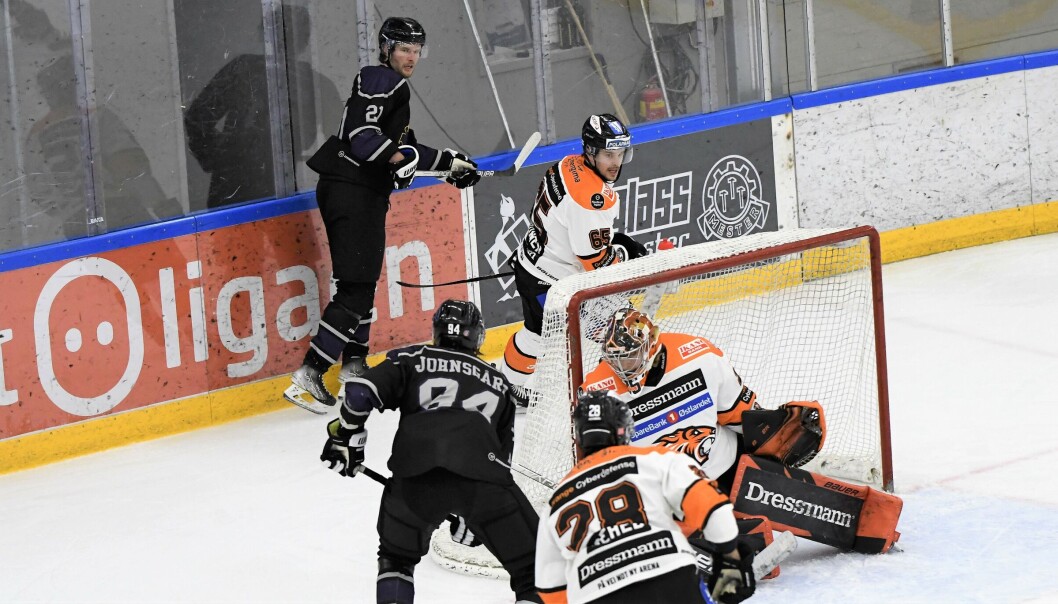 Tim Robin Johnsgård scorer Grüners første mål lørdag. Tim Robin Johnsgård scorer Grüners første mål lørdag.
