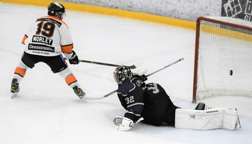 Frisk-spiller David Morley setter det omstridte straffeslaget bak Grüner-keeper Quentin Papillon. Frisk-spiller David Morley setter det omstridte straffeslaget bak Grüner-keeper Quentin Papillon.