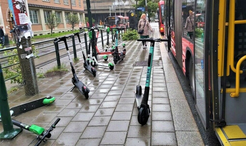 Slik så det ut ved bussholdeplass i Schweigaardsgate før antallet elsparkesykler ble regulert av Oslo kommune.