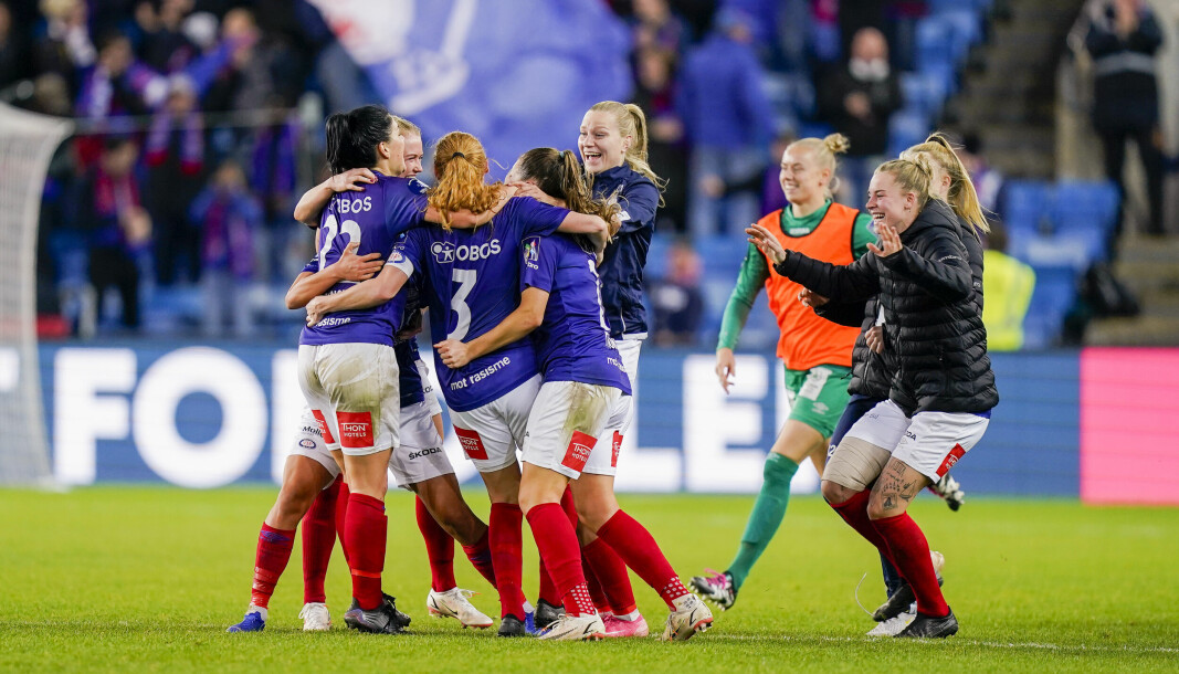 Vålerenga jubler etter cupgullet etter NM-finalen i fotball for kvinner mellom Sandviken og Vålerenga på Ullevaal Stadion i fjor.
