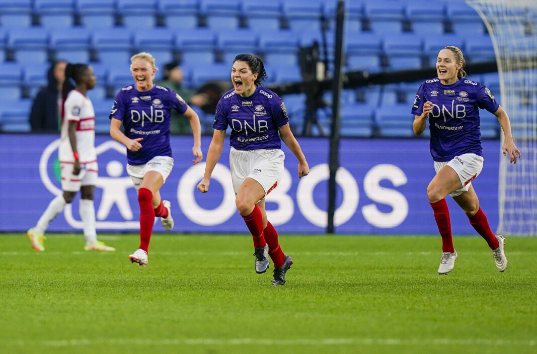 Vålerengas Dejana Stefanovic jubler etter 2-0 scoringen på Ullevaal. Etter dramatiske sluttminutter kunne hun også juble over ny cuptriumf. Vålerengas Dejana Stefanovic jubler etter 2-0 scoringen på Ullevaal. Etter dramatiske sluttminutter kunne hun også juble over ny cuptriumf.